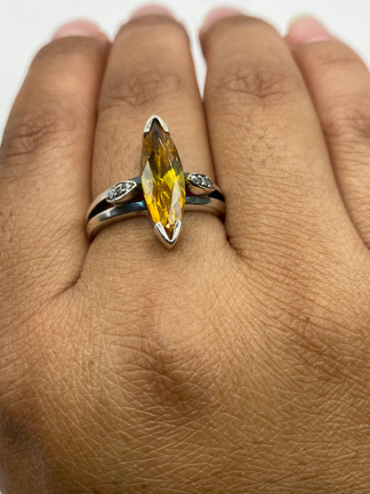 Anillo en mano de mujer mostrando talla 9 y brillo de la piedra