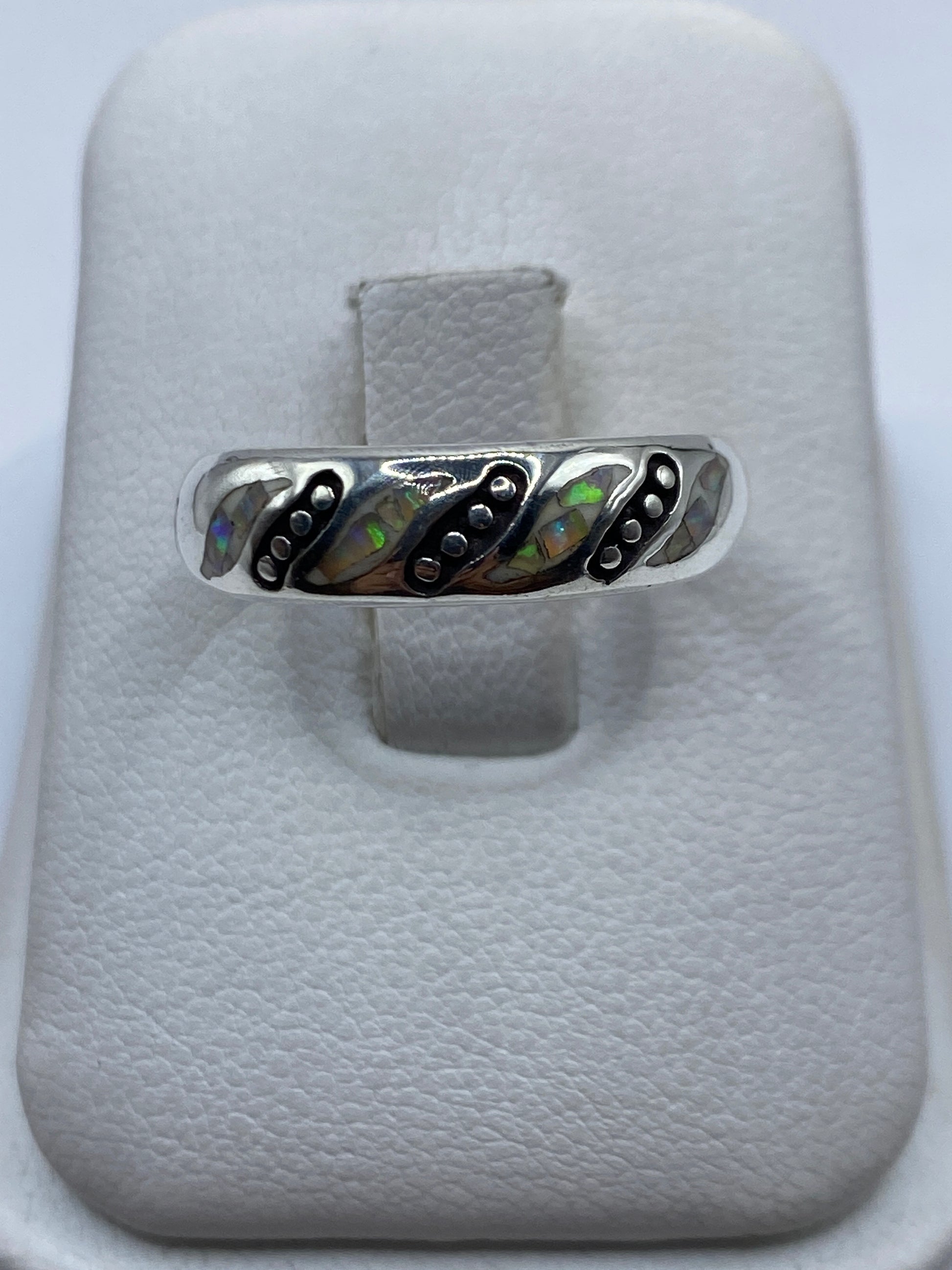 Anillo de plata .950 con ópalo de fuego multicolor engastado en relieve artesanal