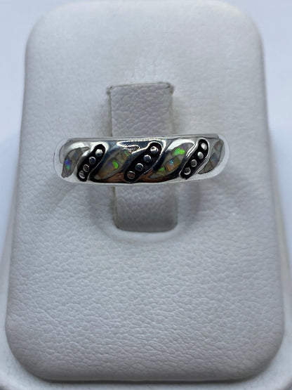 Anillo de plata .950 con ópalo de fuego multicolor engastado en relieve artesanal