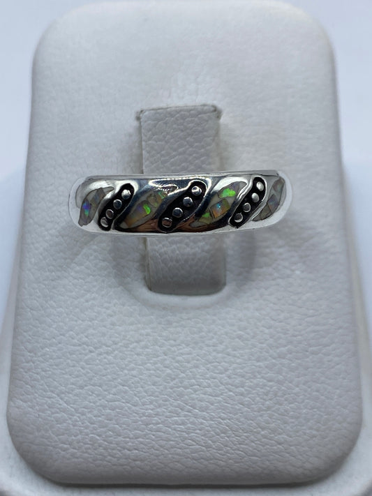 Anillo de plata .950 con ópalo de fuego multicolor engastado en relieve artesanal