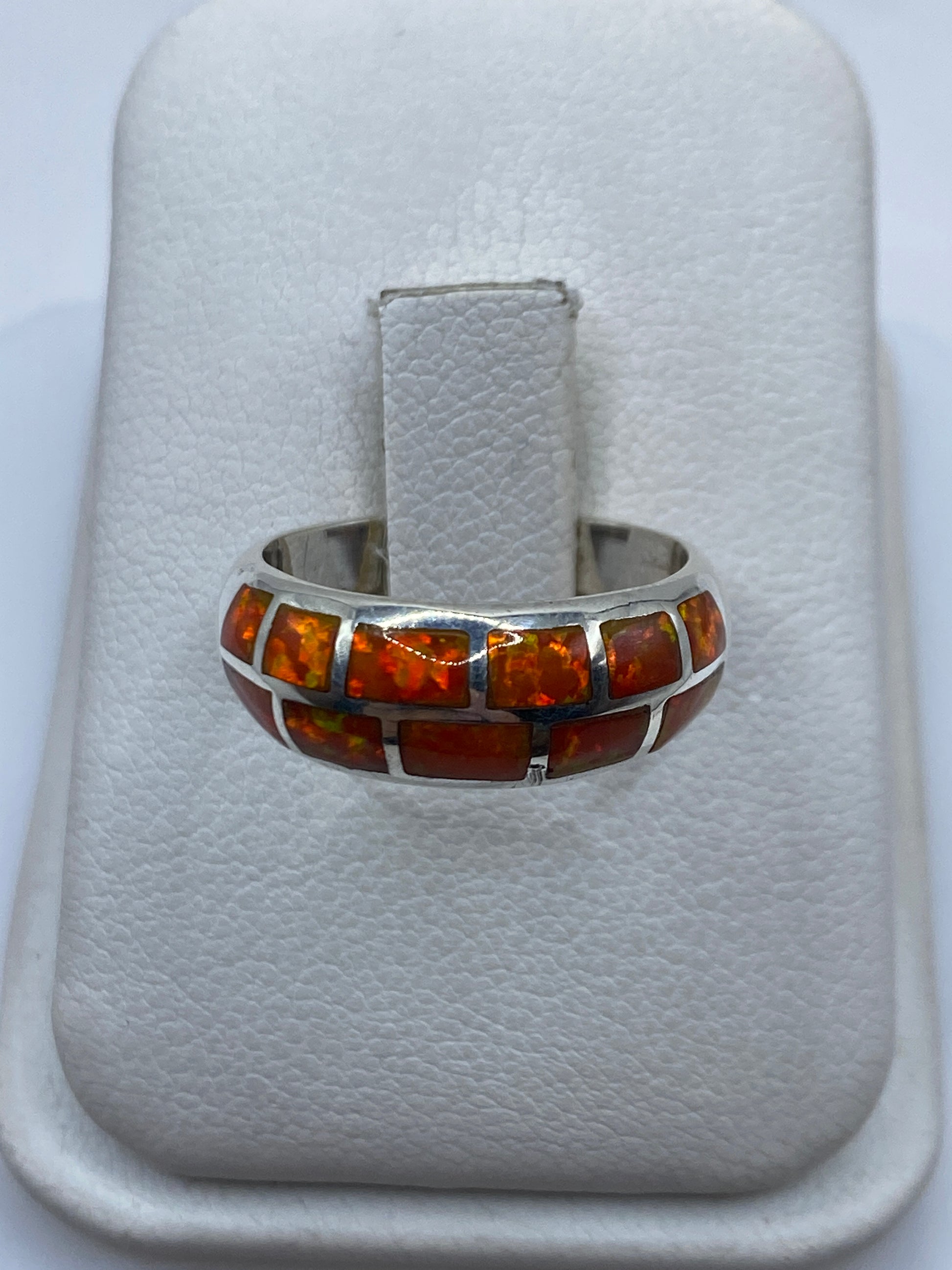 Anillo de plata .950 con ópalo de fuego naranja intenso en caja de presentación