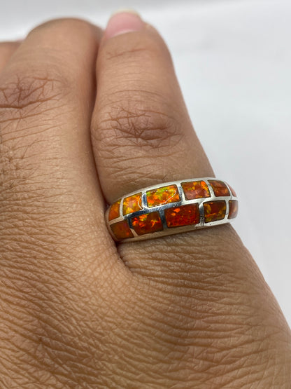 Anillo en dedo mostrando el cambio de color del ópalo bajo luz natural