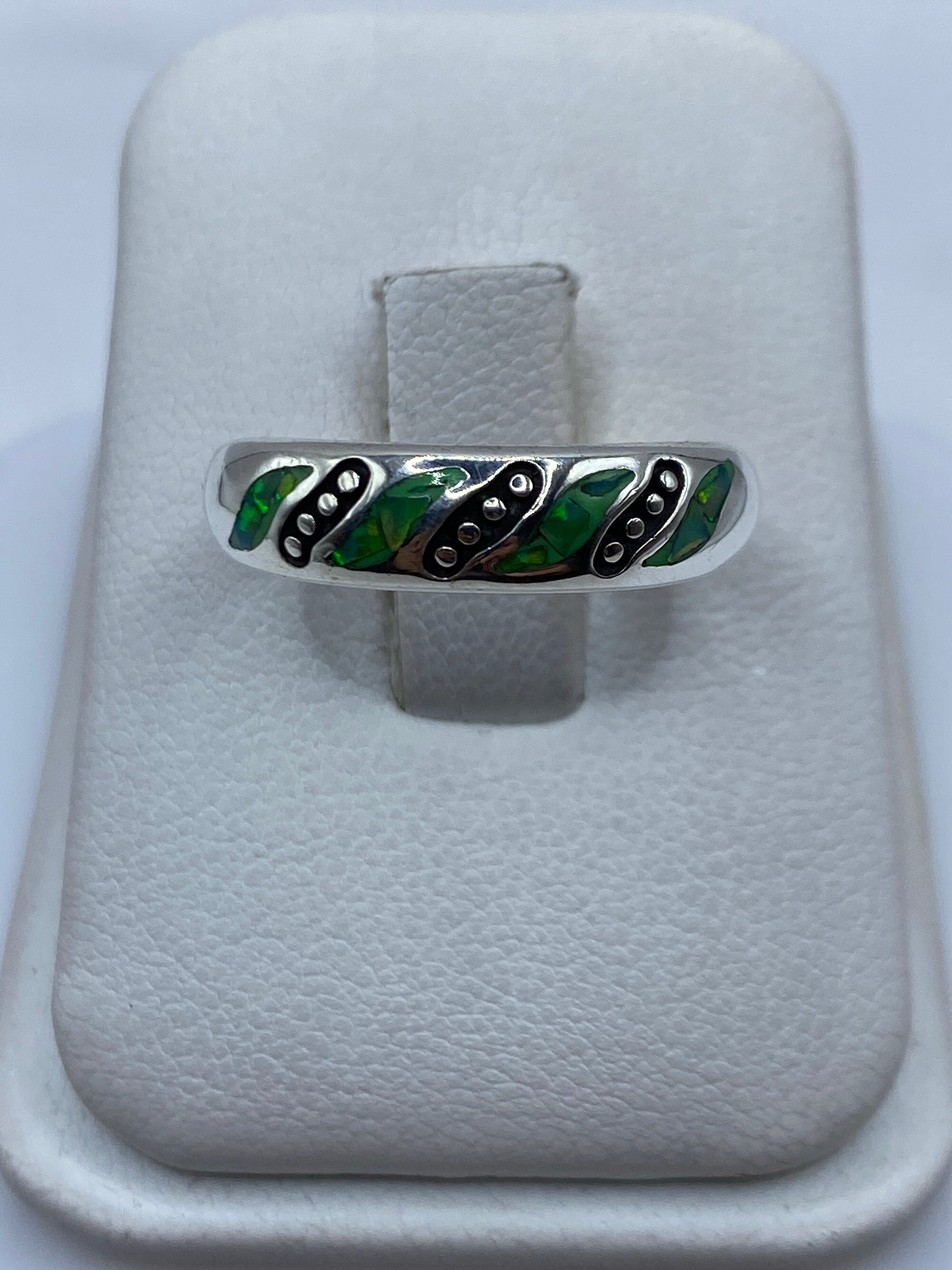 Anillo de plata .950 con ópalo de fuego verde y franjas étnicas en estuche blanco