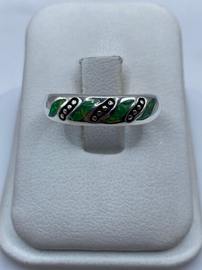Anillo de plata .950 con ópalo de fuego verde y franjas étnicas en estuche blanco
