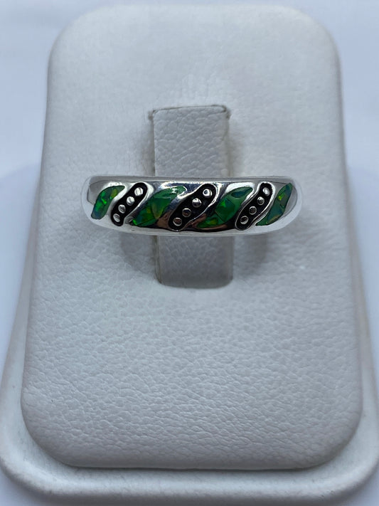 Anillo de plata .950 con ópalo de fuego verde y franjas étnicas en estuche blanco