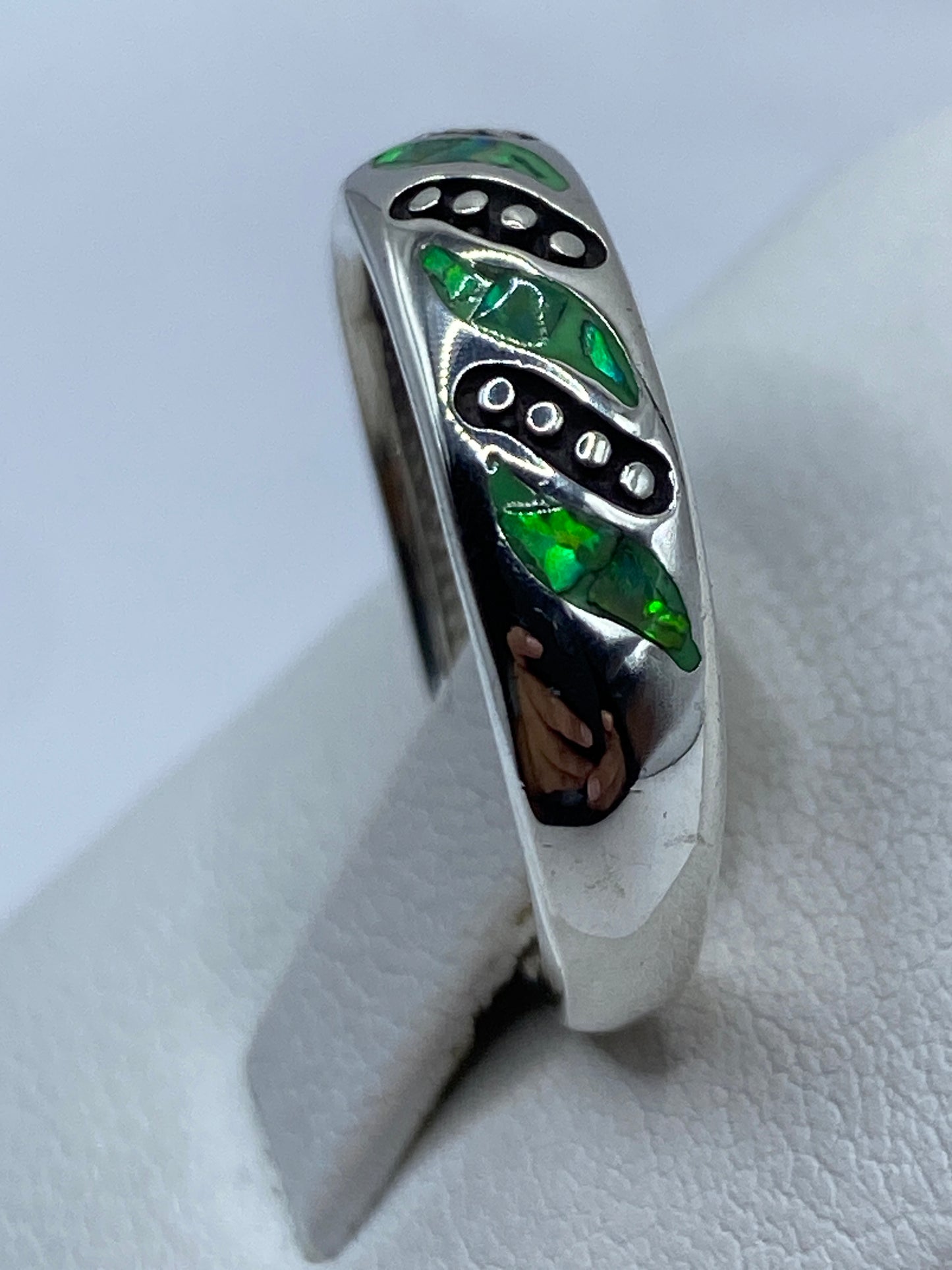Detalle del ópalo de fuego verde limón con brillo multicolor en plata .950