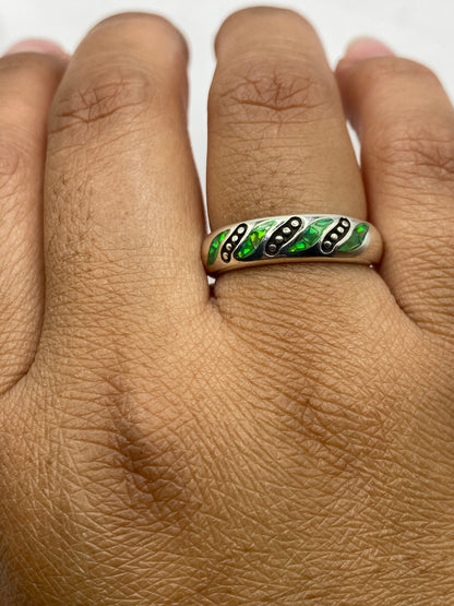 Anillo en la mano mostrando el diseño de franjas prehispánicas con sello 950