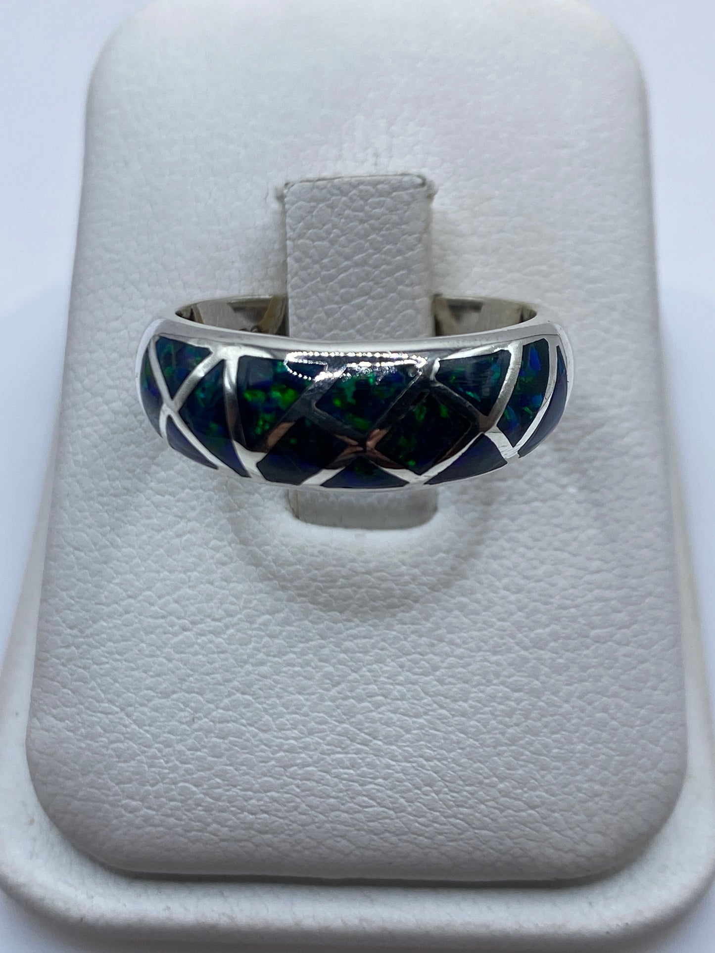 Anillo de plata .950 con ópalo de fuego azul en diseño mosaico geométrico