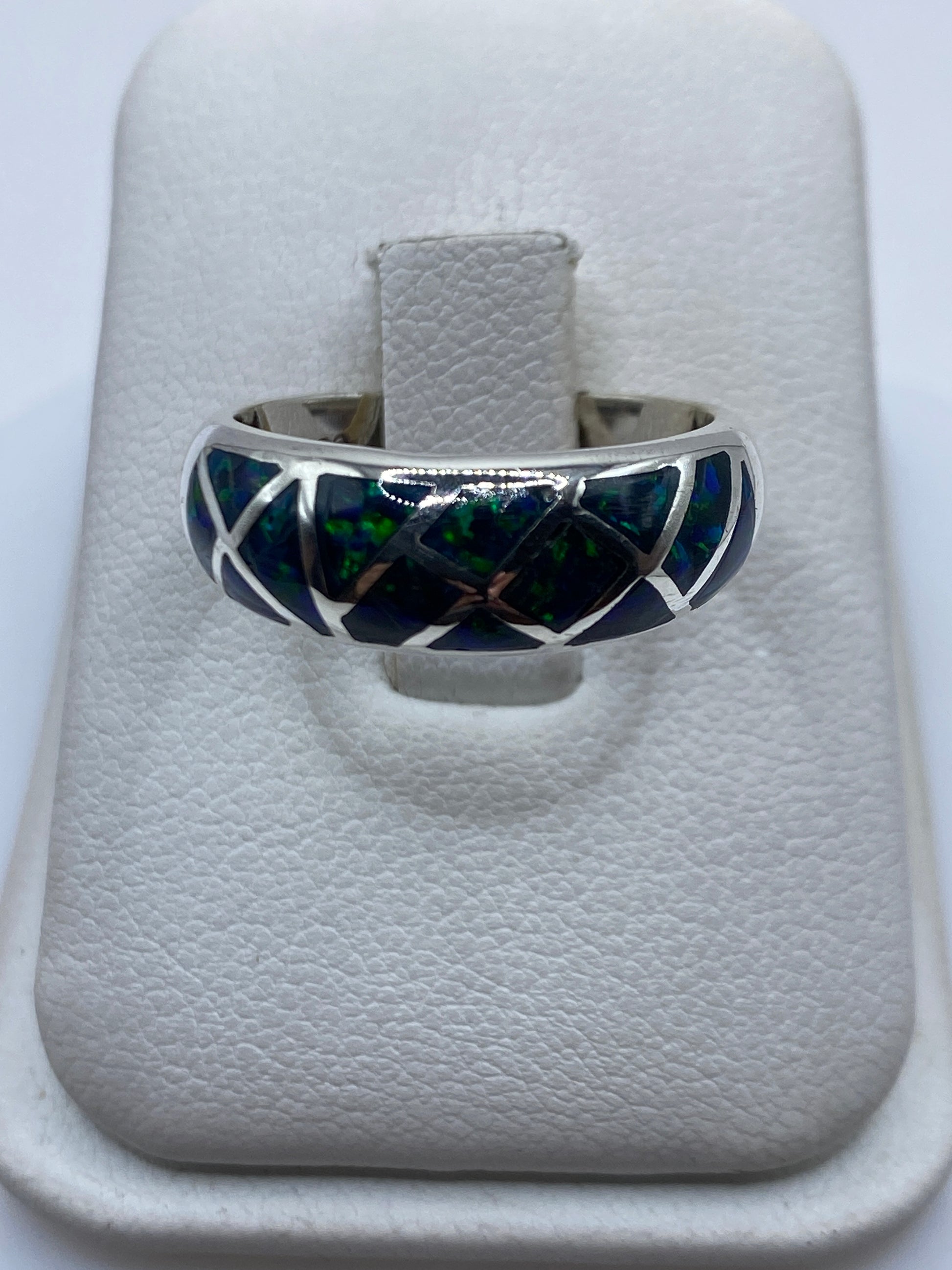 Anillo de plata .950 con ópalo de fuego azul en diseño mosaico geométrico