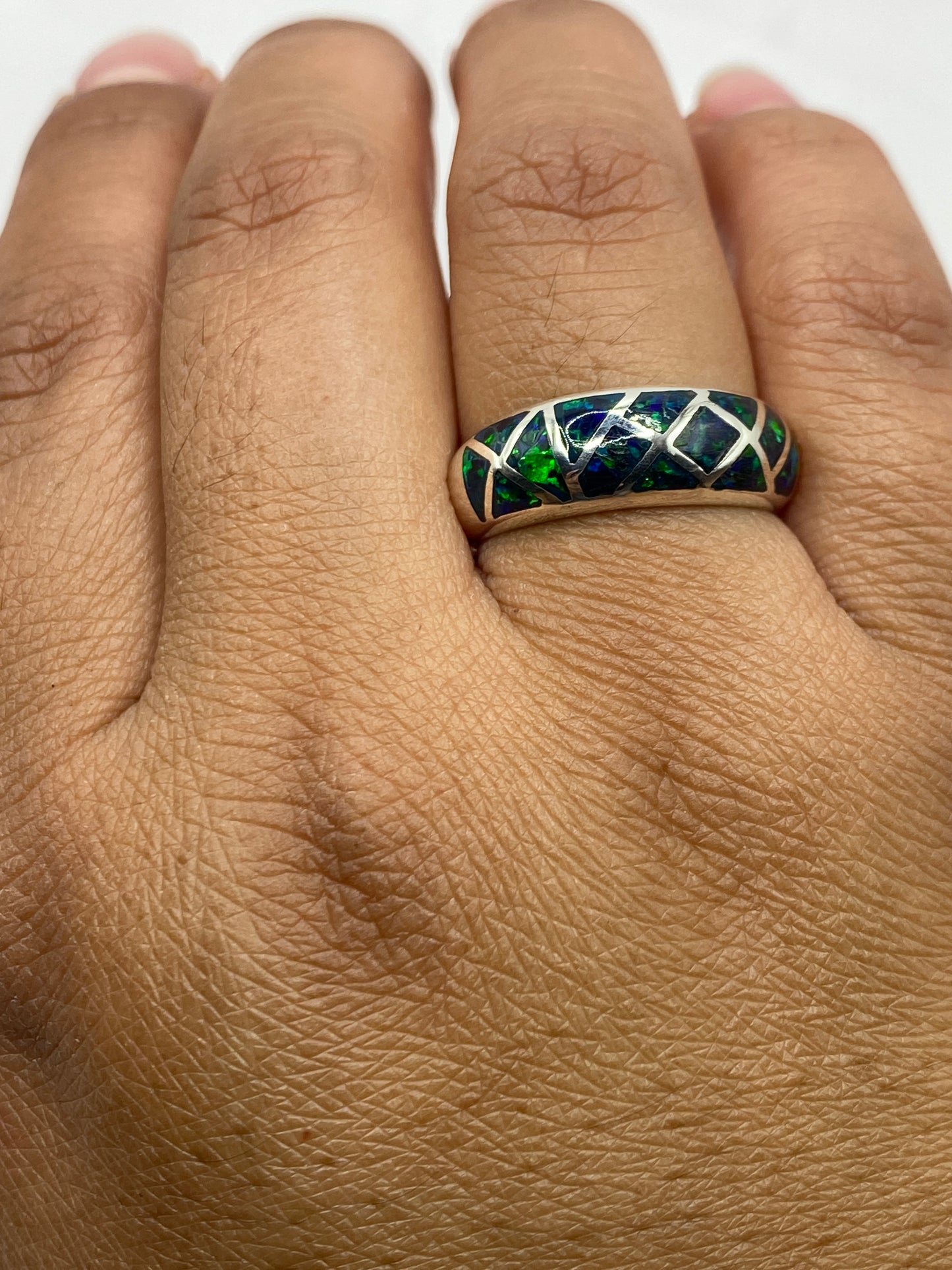 Anillo sobre fondo blanco mostrando el sello 950 en la banda interna
