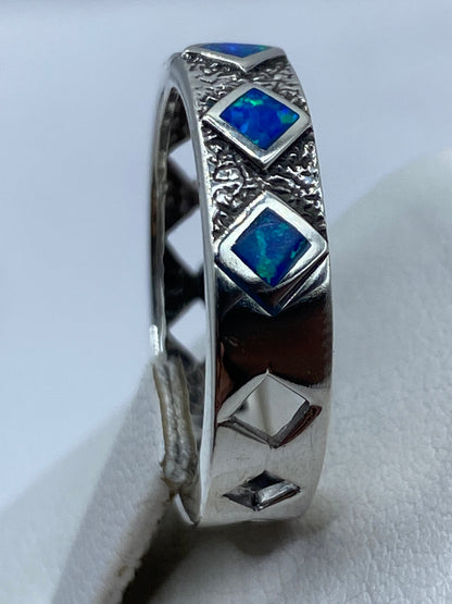 Detalle del ópalo de fuego azul engastado en plata pura .950 con juego de luz