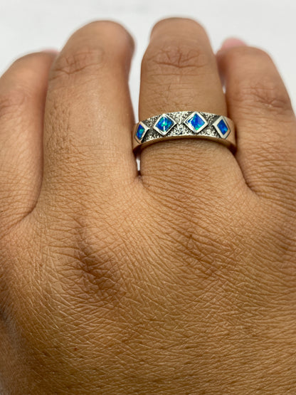 Anillo en dedo mostrando el color azul vibrante del ópalo de fuego natural