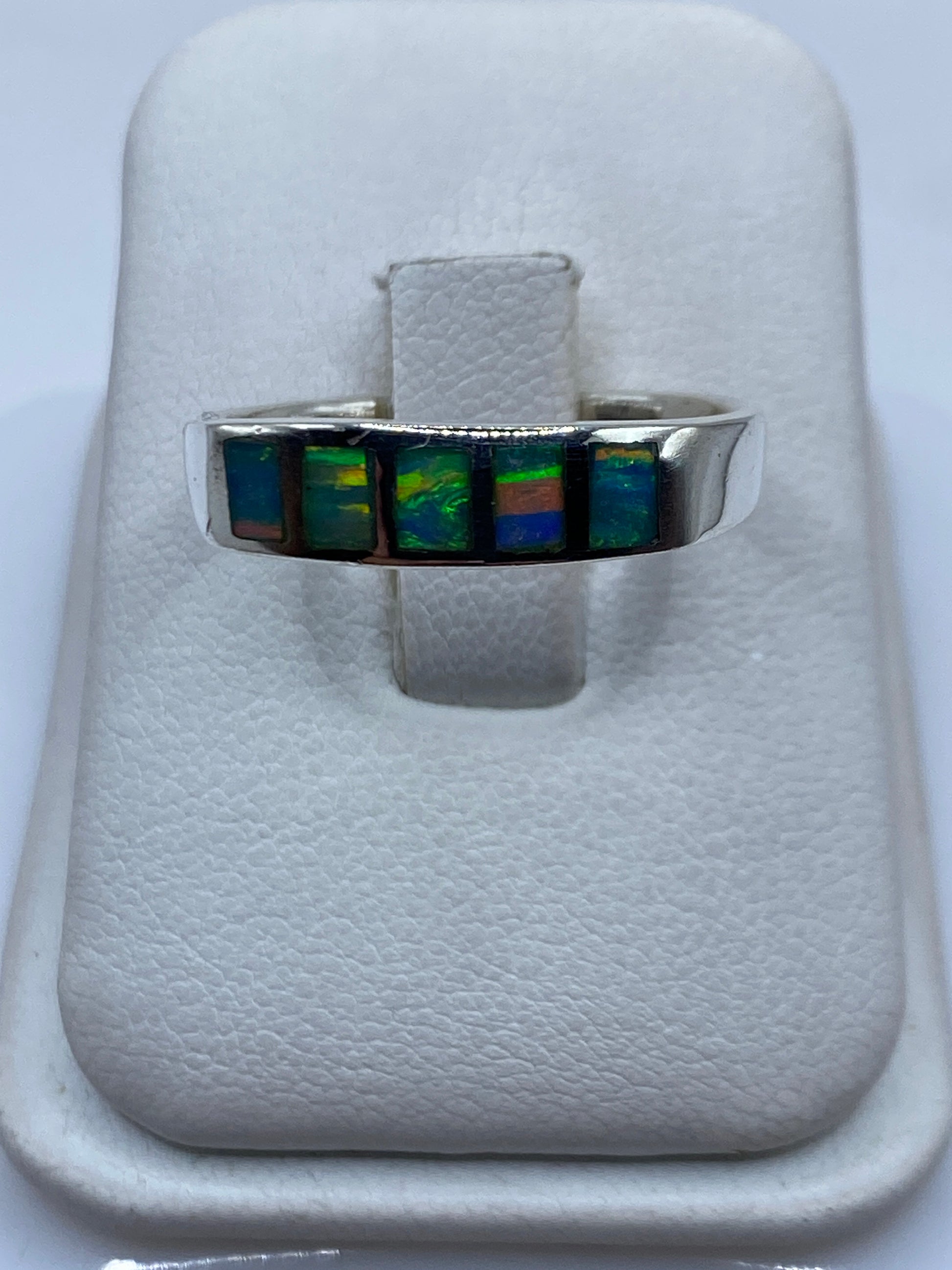 Anillo de plata .950 con ópalo de fuego azul cielo en tono natural