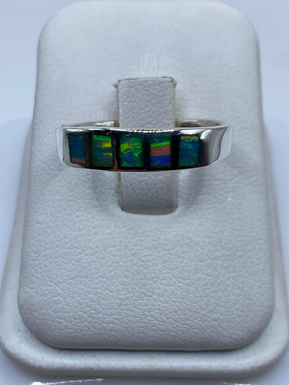 Anillo de plata .950 con ópalo de fuego azul cielo en tono natural