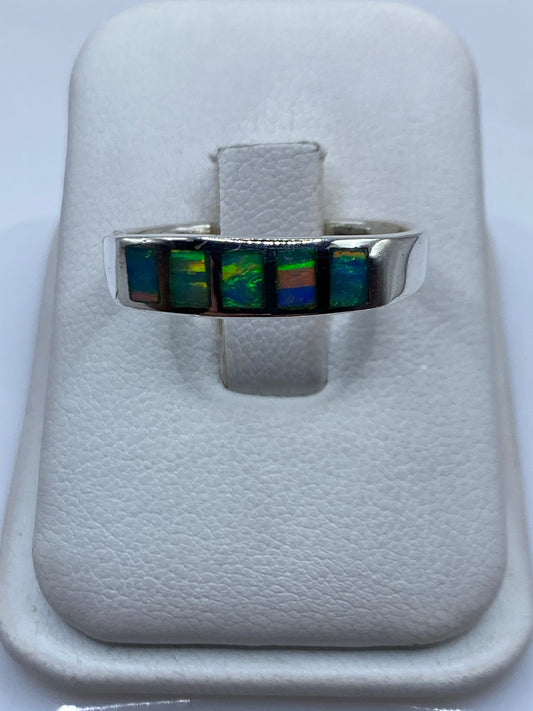 Anillo de plata .950 con ópalo de fuego azul cielo en tono natural
