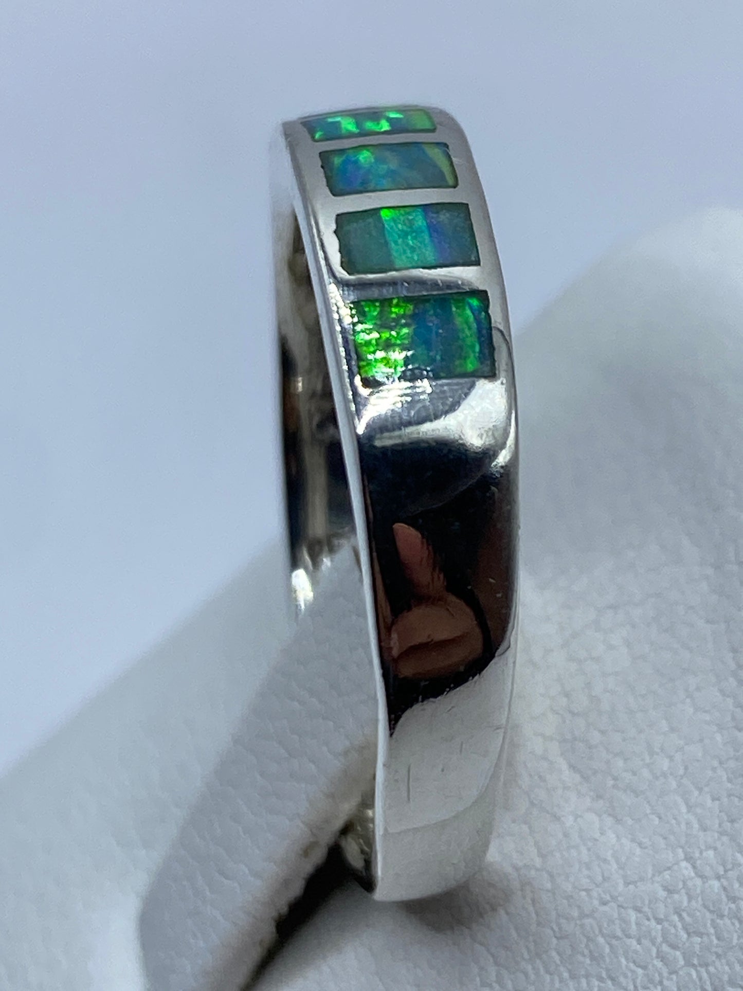 Detalle del engaste artesanal del ópalo de fuego en plata pura de Taxco
