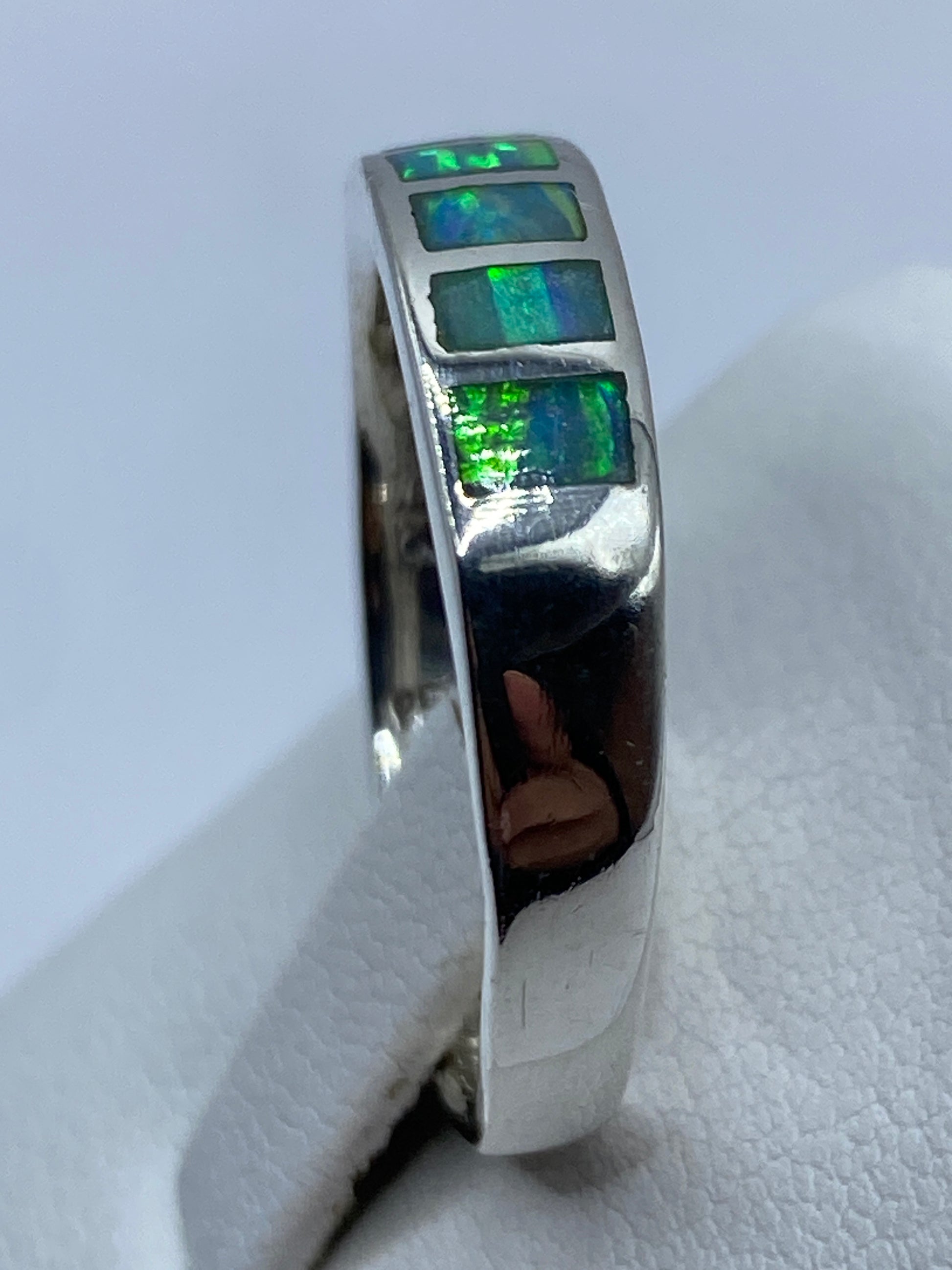 Detalle del engaste artesanal del ópalo de fuego en plata pura de Taxco