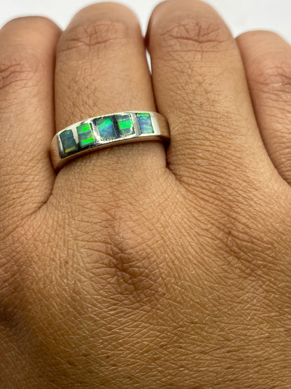 Anillo en dedo mostrando la profundidad del color azul cielo del ópalo natural