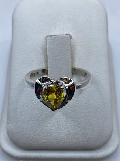 Anillo de plata .925 con ópalo de fuego multicolor en forma de corazón, vista frontal