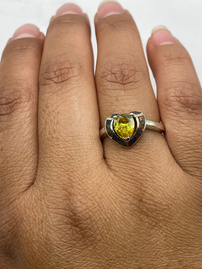 Anillo en plata con sello .925 y ópalo de fuego multicolor sobre fondo blanco