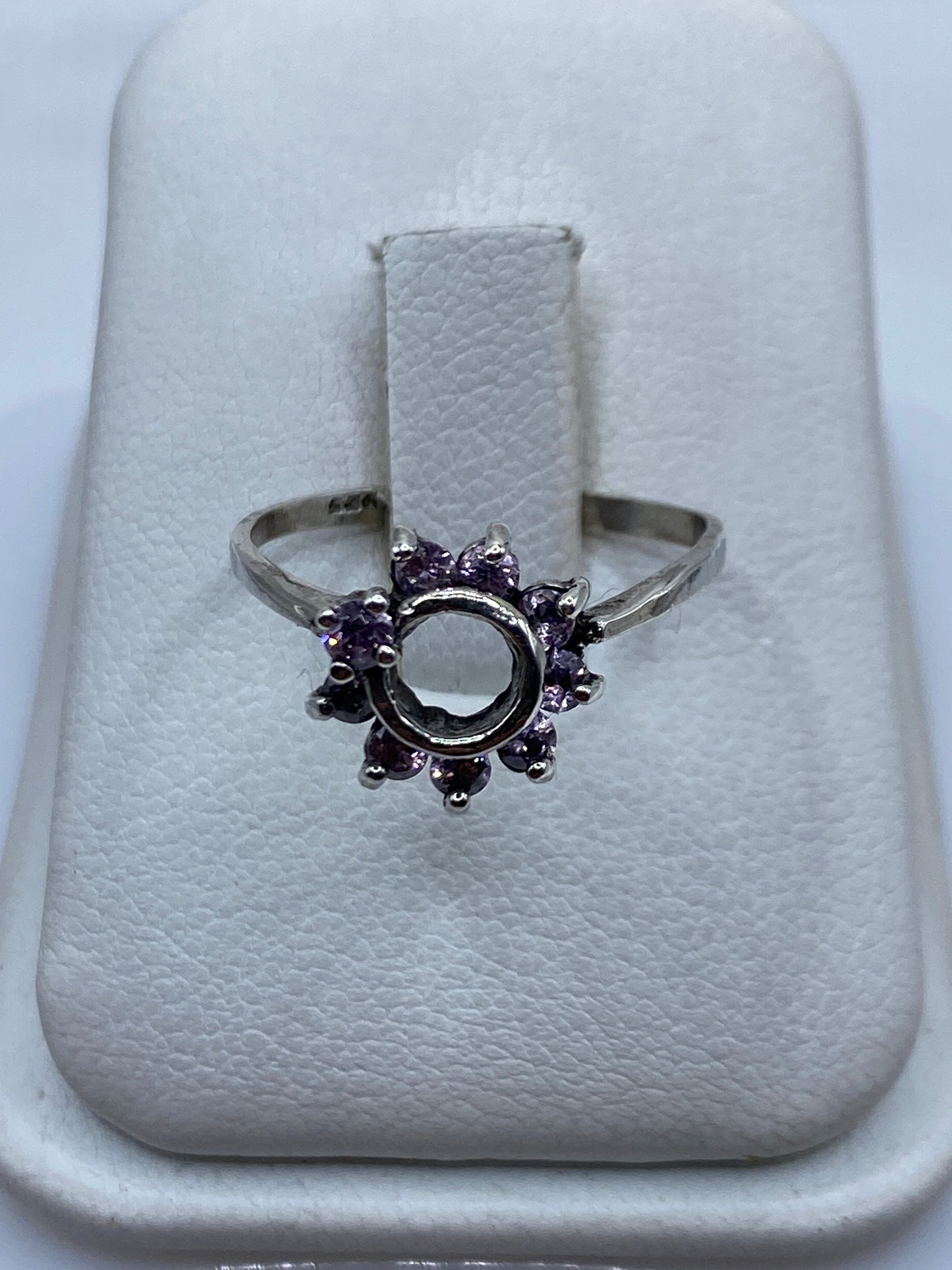 Anillo solitario de plata con circonia rosa en caja de presentación blanca