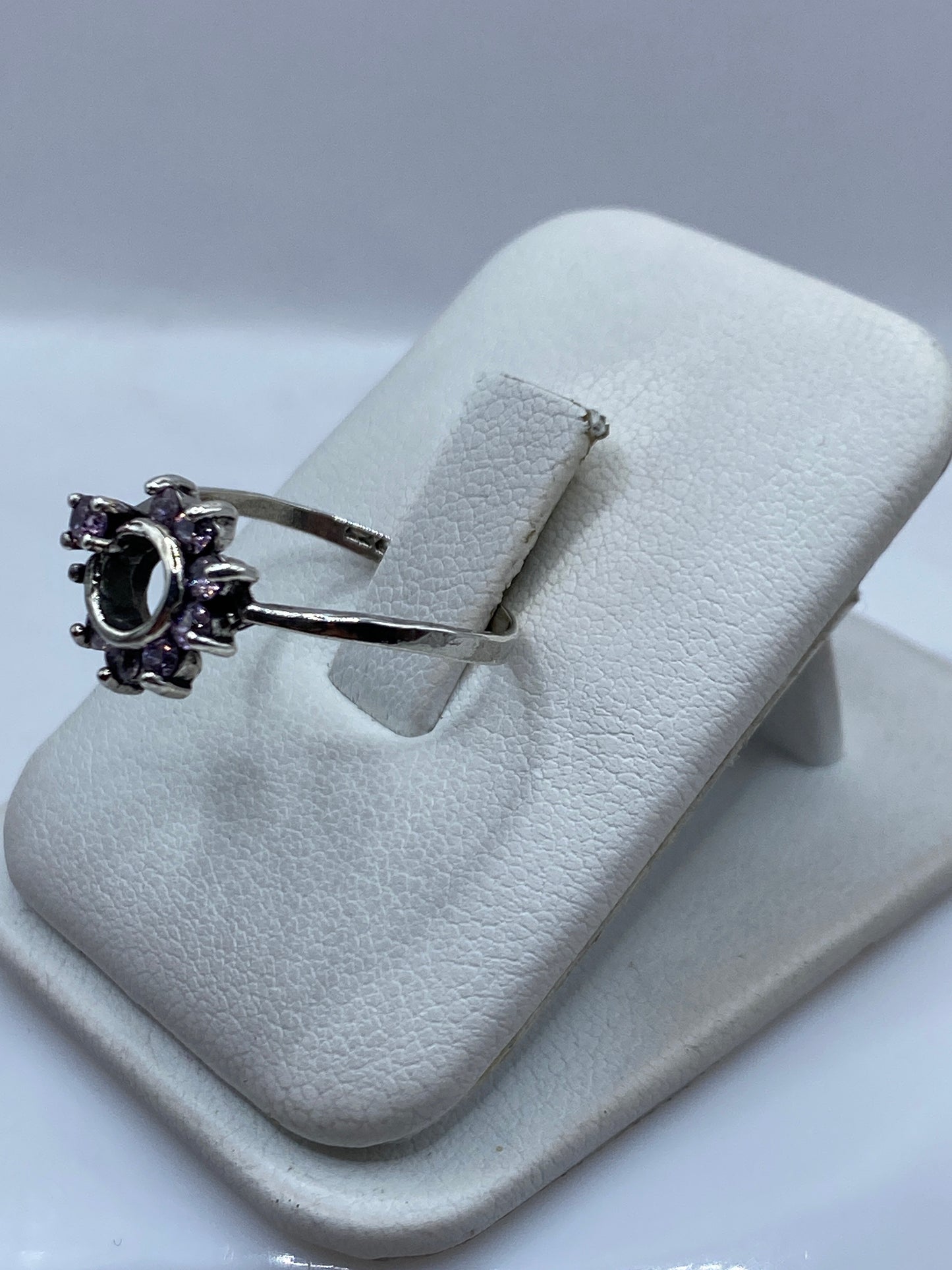 Vista lateral del anillo minimalista mostrando el engaste de circonia rosa
