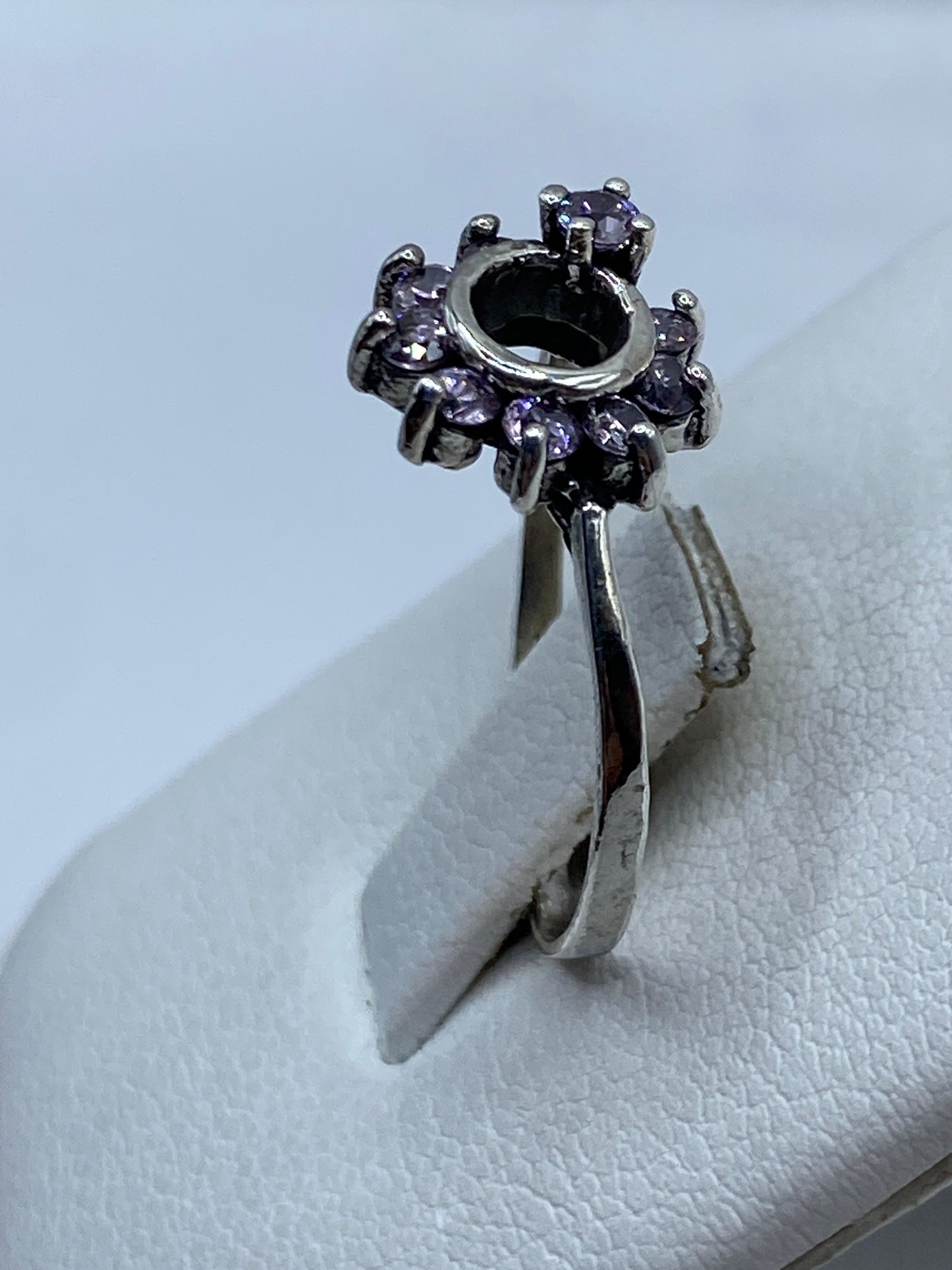 Anillo solitario plata .925 en mano femenina brillando bajo luz natural