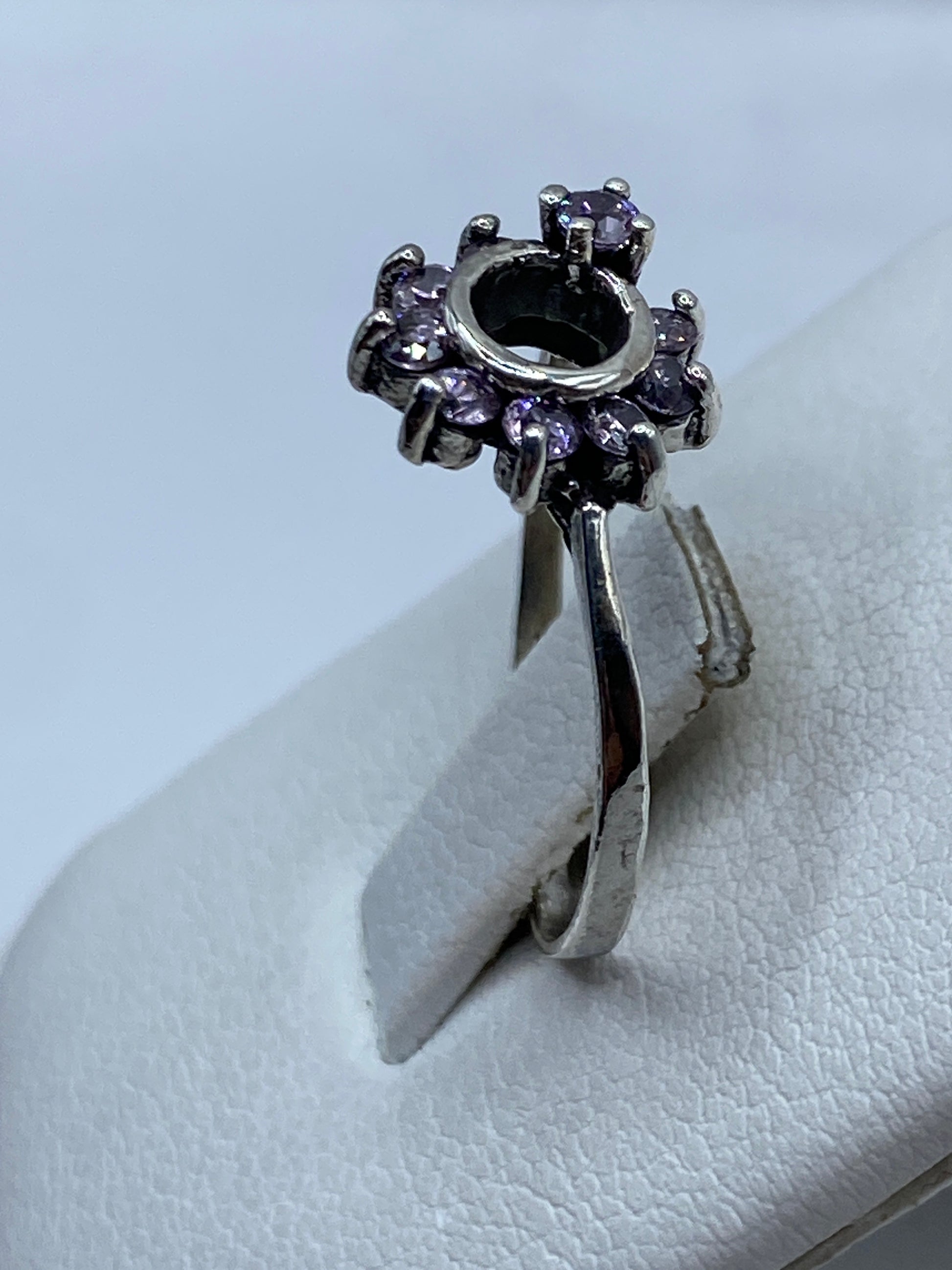 Anillo solitario plata .925 en mano femenina brillando bajo luz natural