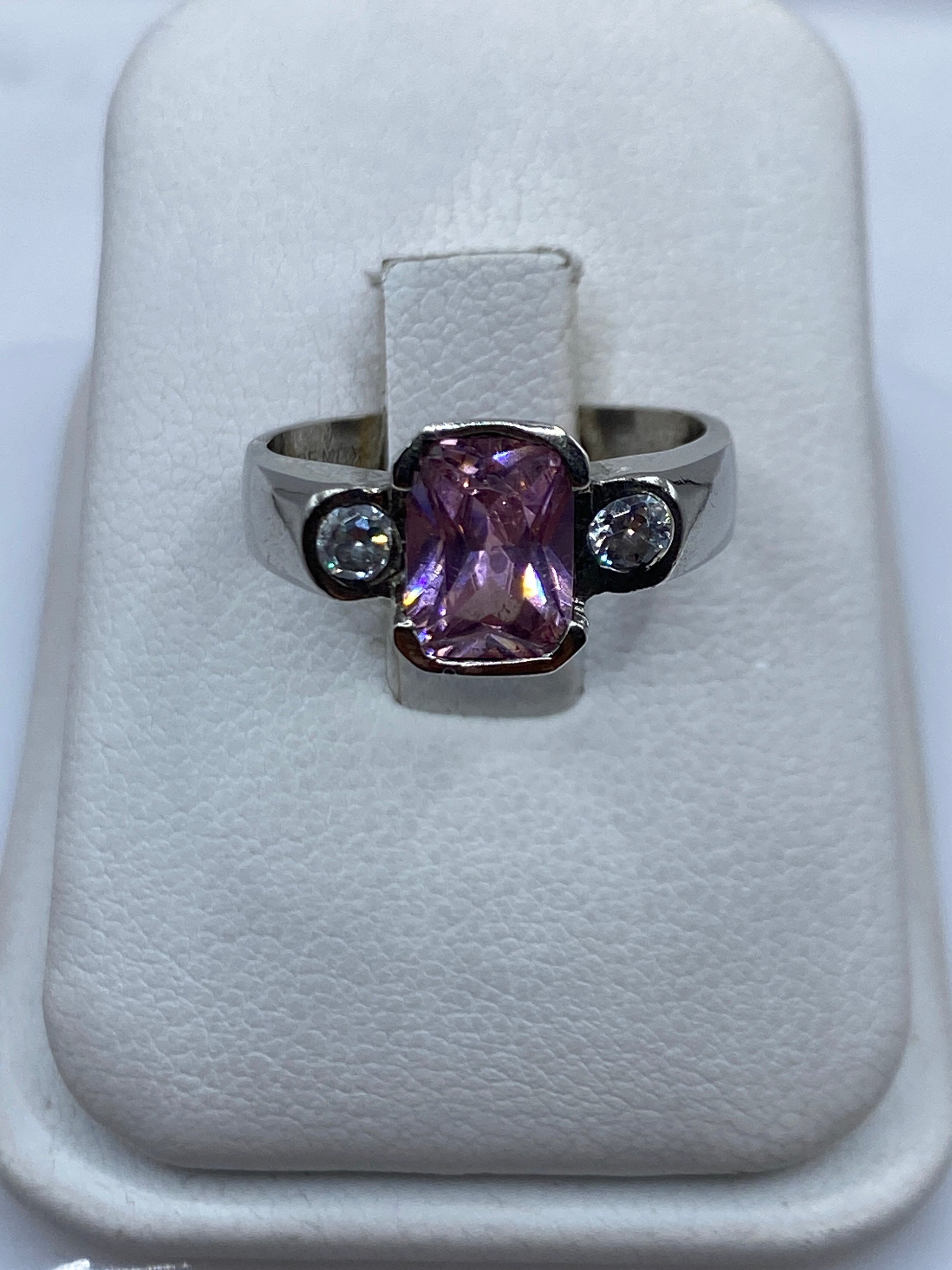 Anillo de plata .925 con circonia rosa solitaria, talla 7, sobre estuche blanco