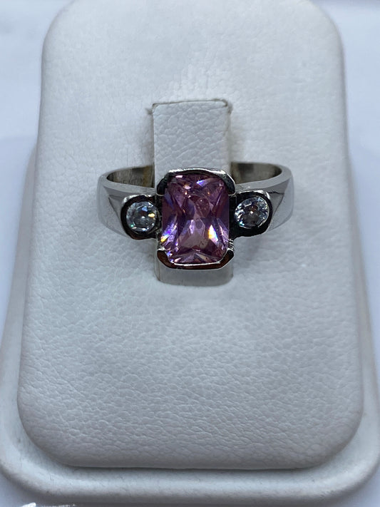 Anillo de plata .925 con circonia rosa solitaria, talla 7, sobre estuche blanco