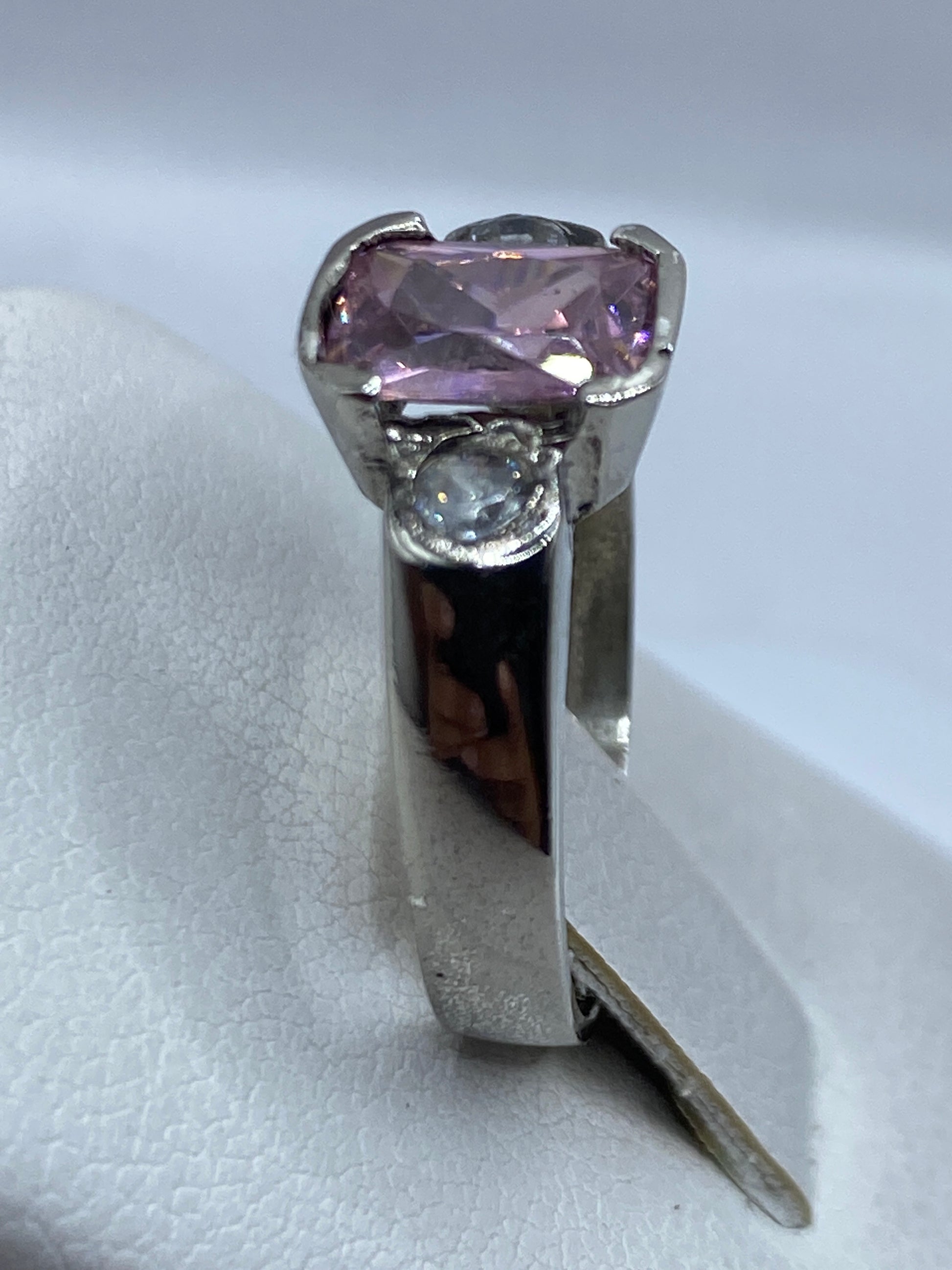 Detalle del frente del anillo con circonia rosa brillante bajo luz natural