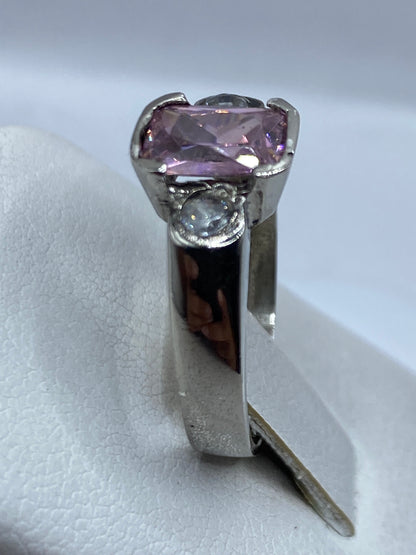 Detalle del frente del anillo con circonia rosa brillante bajo luz natural