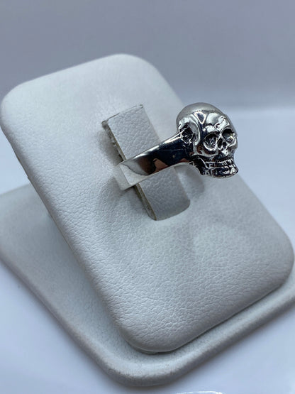 Detalle lateral del anillo de calavera en plata .925 mostrando profundidad del rostro