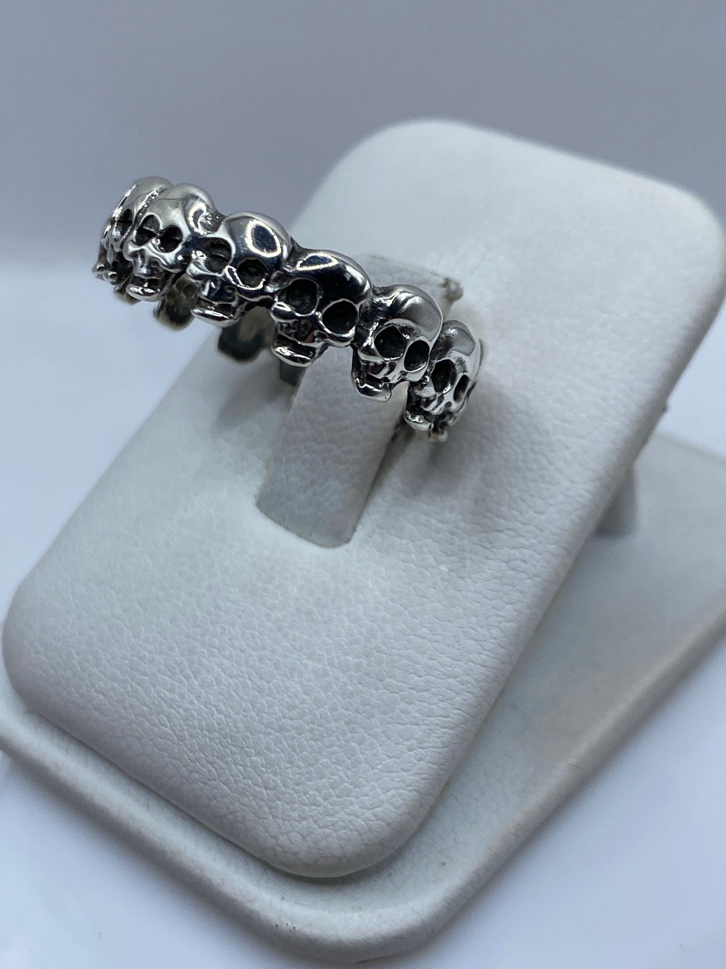 Vista lateral del anillo de sello con motivo calavera en detalle