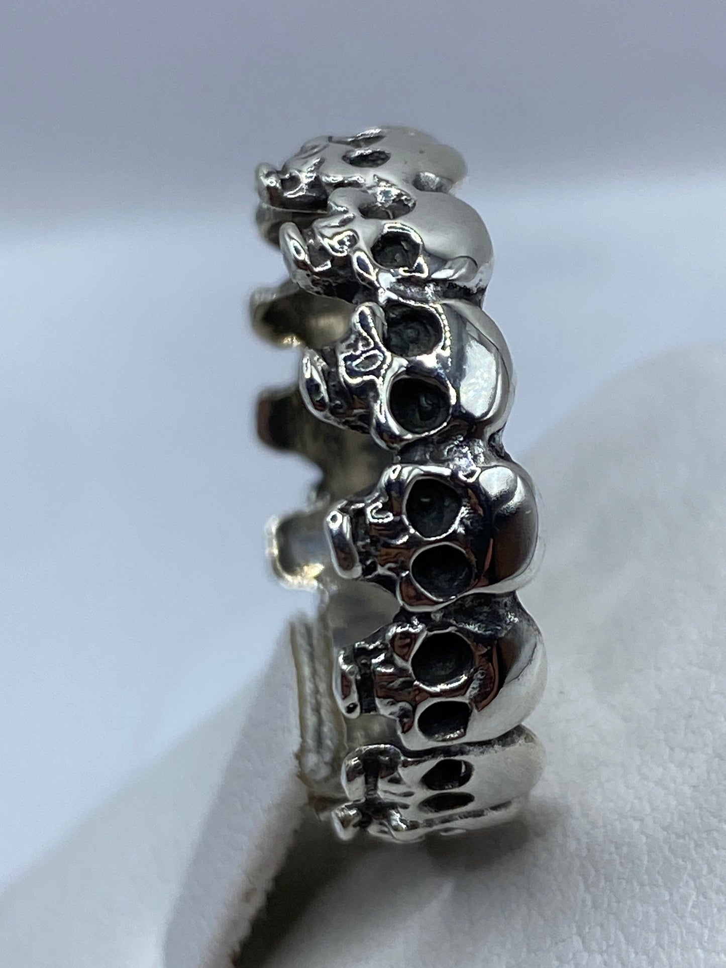 Banda completa del anillo mostrando calaveras alrededor