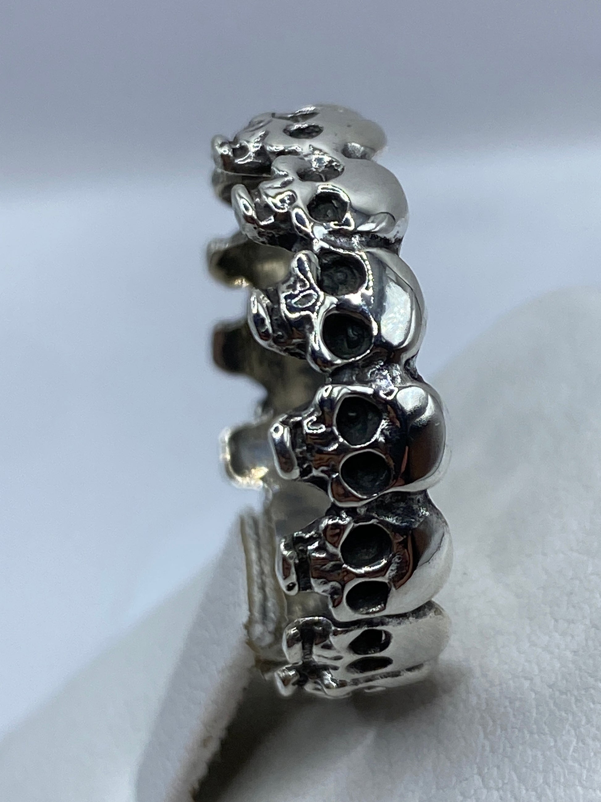 Banda completa del anillo mostrando calaveras alrededor