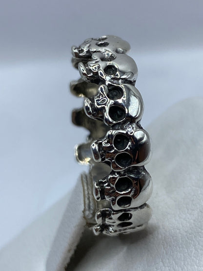 Banda completa del anillo mostrando calaveras alrededor
