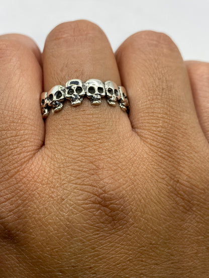 Anillo de plata .925 sobre balanza mostrando peso de 5.6 gramos