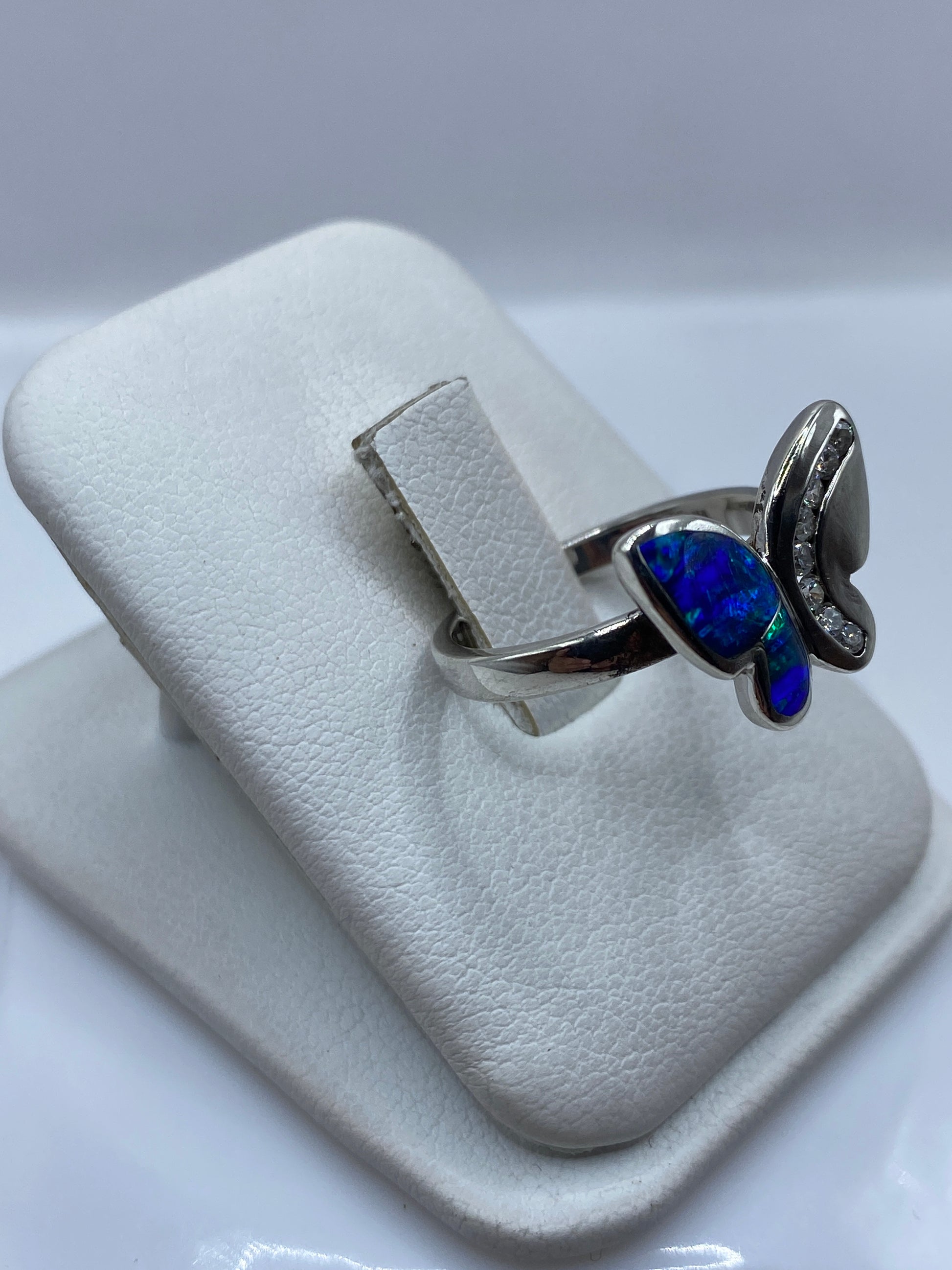 Vista lateral del anillo mostrando el engaste artesanal del ópalo azul en plata de Taxco