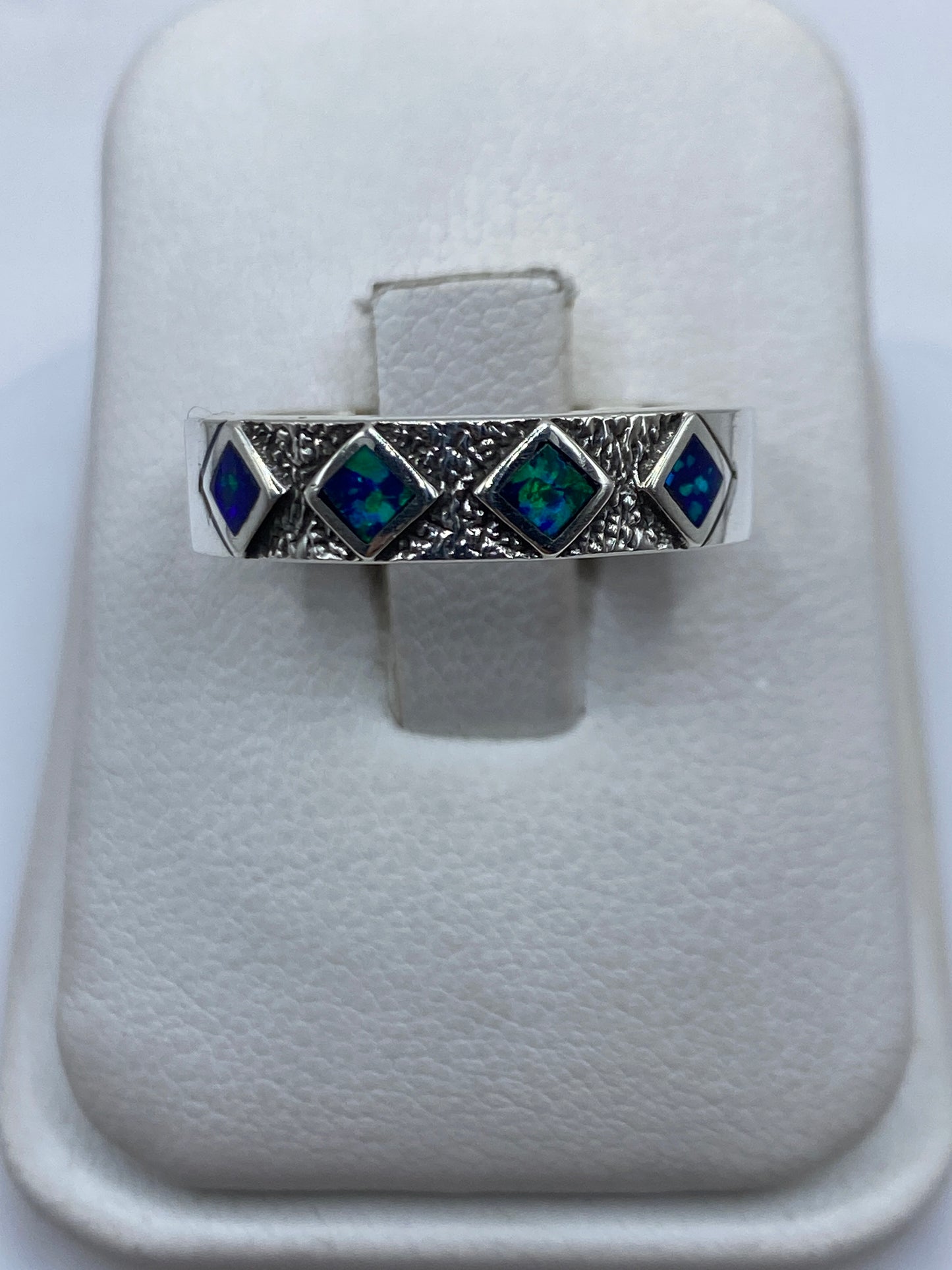 Anillo de plata .950 con ópalo de fuego azul en estuche blanco, vista frontal