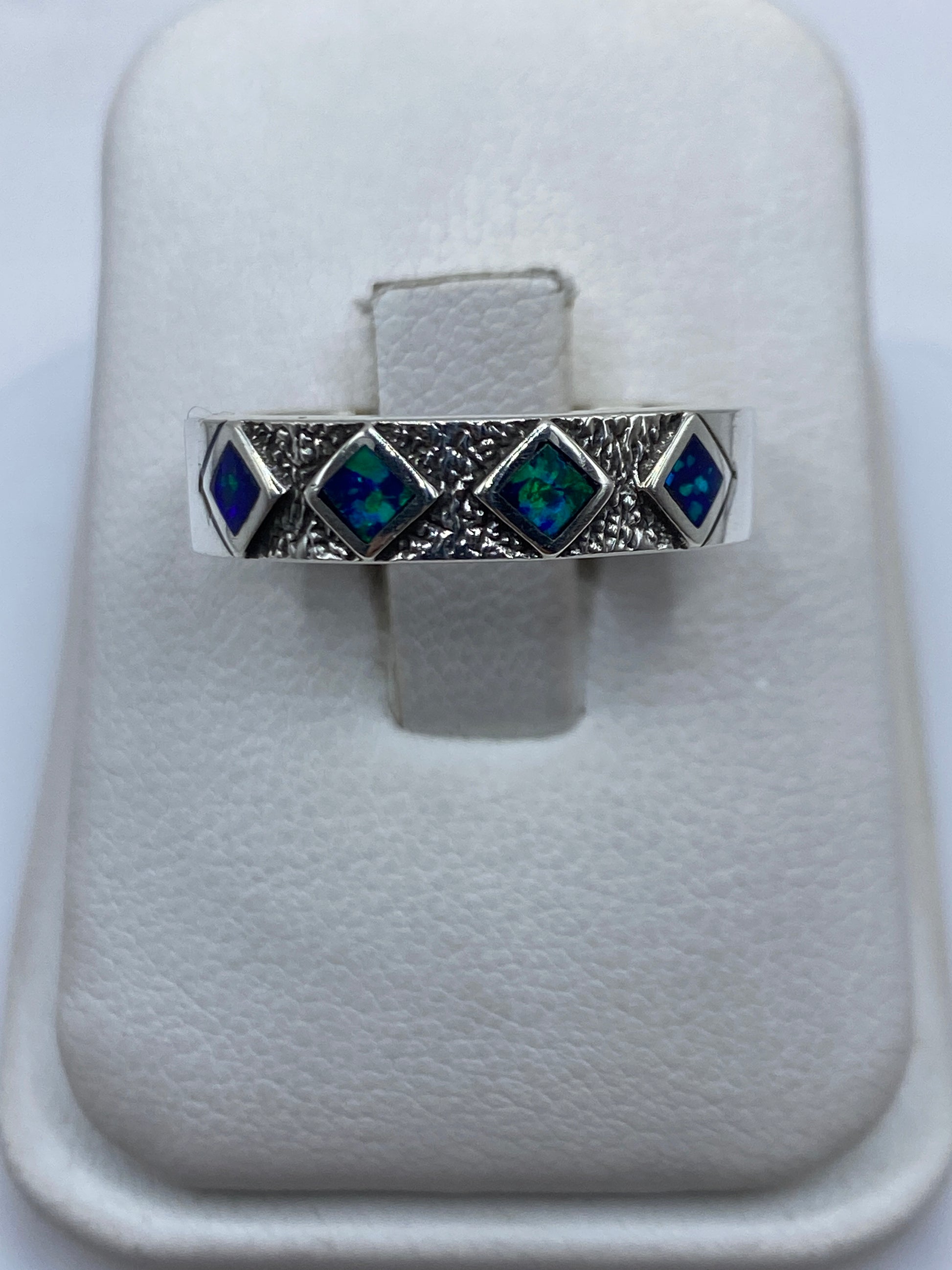Anillo de plata .950 con ópalo de fuego azul en estuche blanco, vista frontal