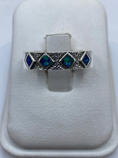 Anillo de plata .950 con ópalo de fuego azul en estuche blanco, vista frontal