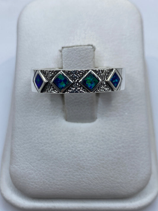 Anillo de plata .950 con ópalo de fuego azul en estuche blanco, vista frontal