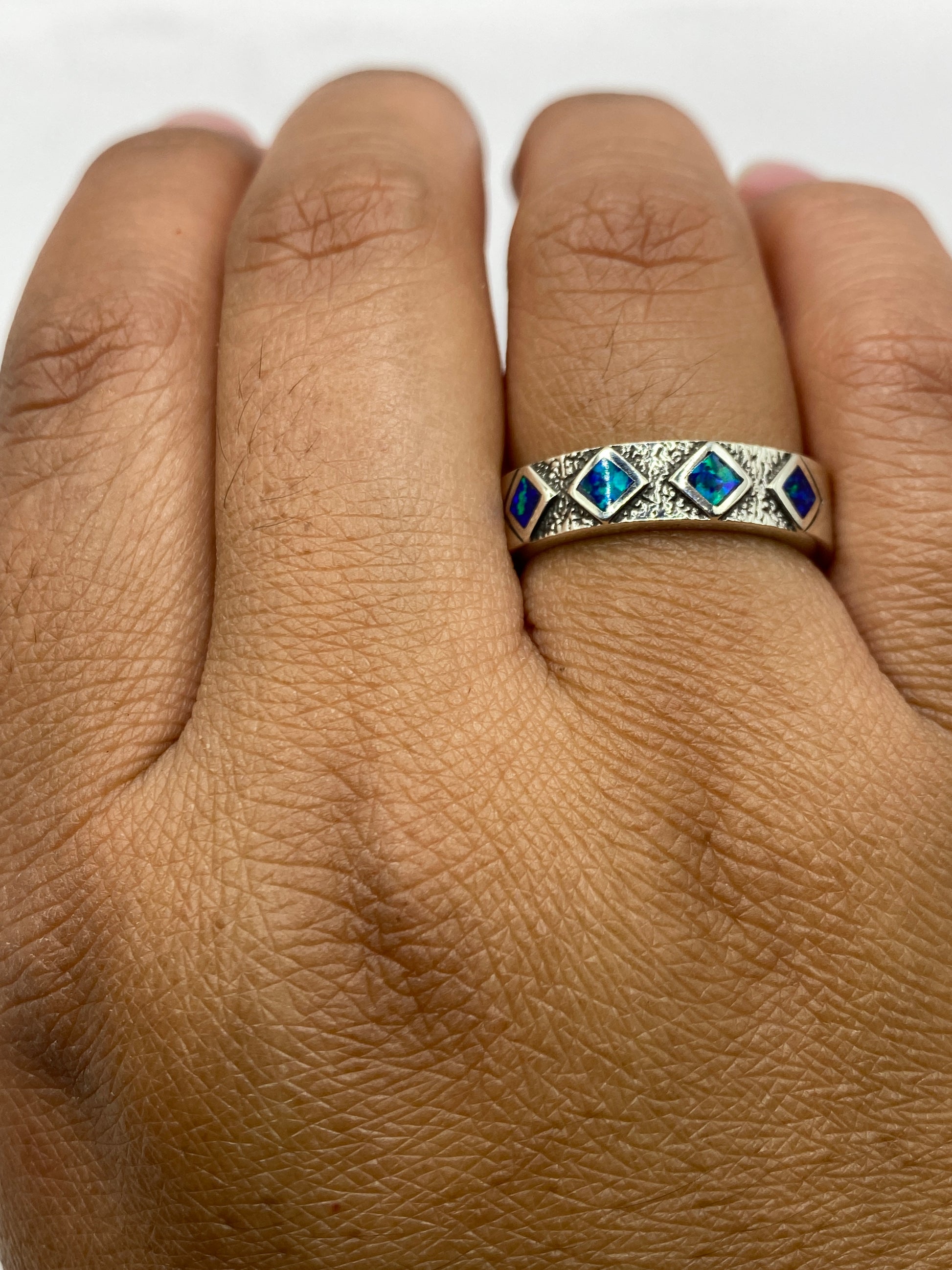Anillo en báscula mostrando peso de 3.9 gramos y sello 950