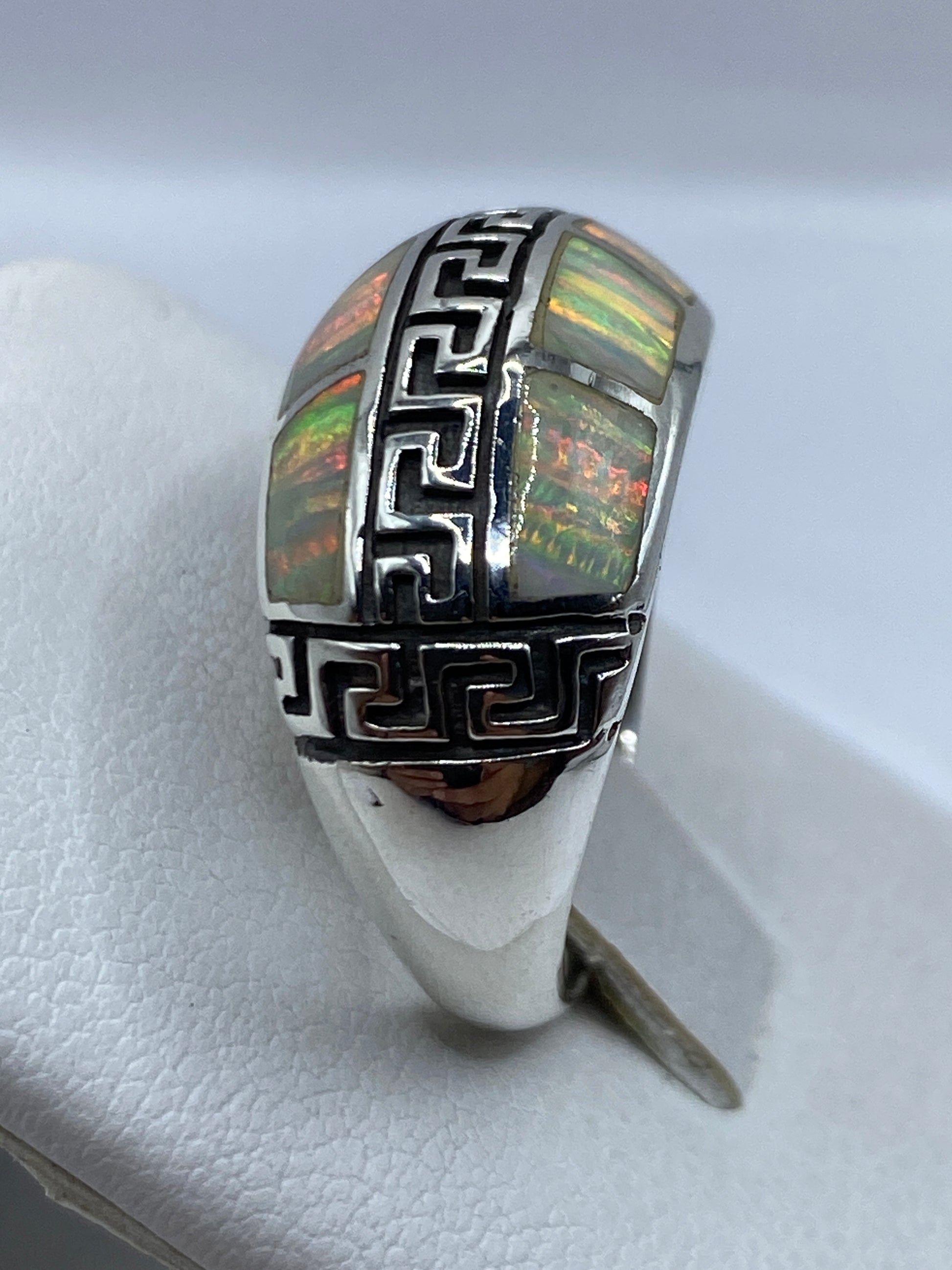 Detalle del grabado étnico prehispánico en la banda de plata .950