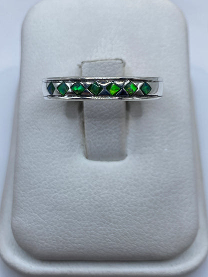Anillo de plata .950 con ópalo de fuego verde limón en estuche blanco de joyería