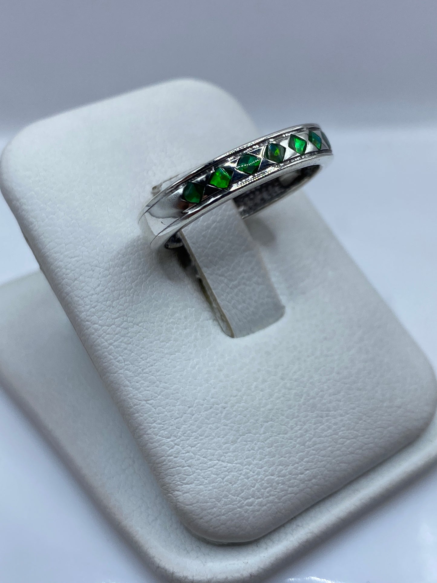 Ópalo de fuego natural con destello verde limón engastado en plata pura .950