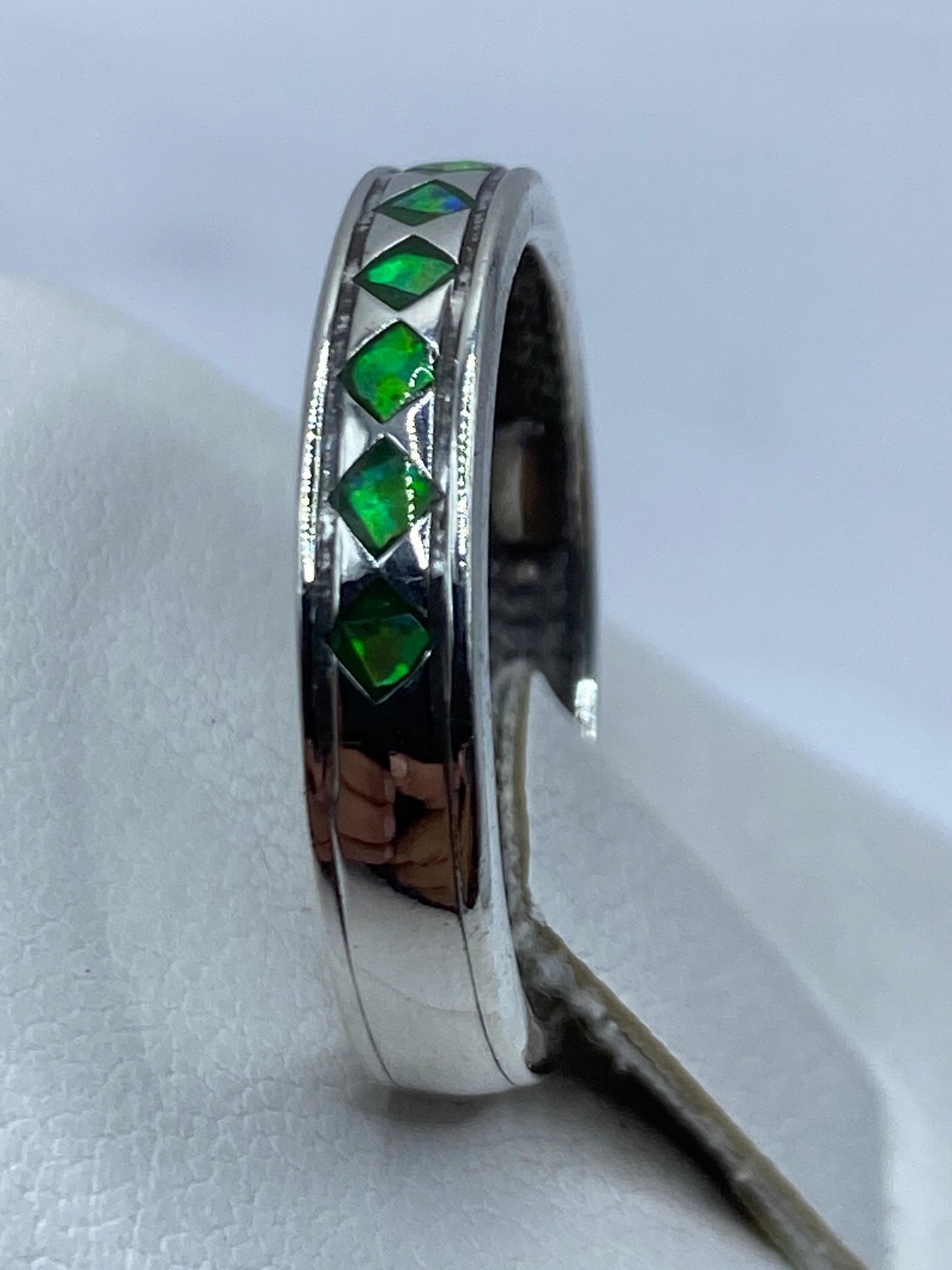 Detalle lateral del anillo mostrando la pureza del ópalo natural y pulido espejo