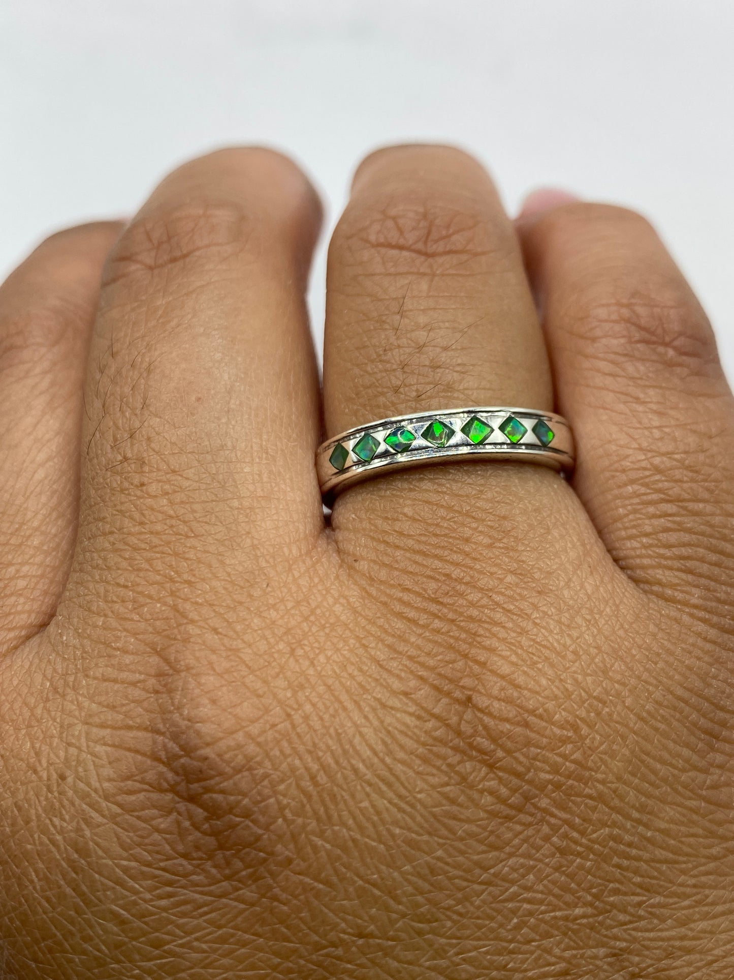 Anillo con sello .950 MEXICO en plata auténtica sobre fondo de medición