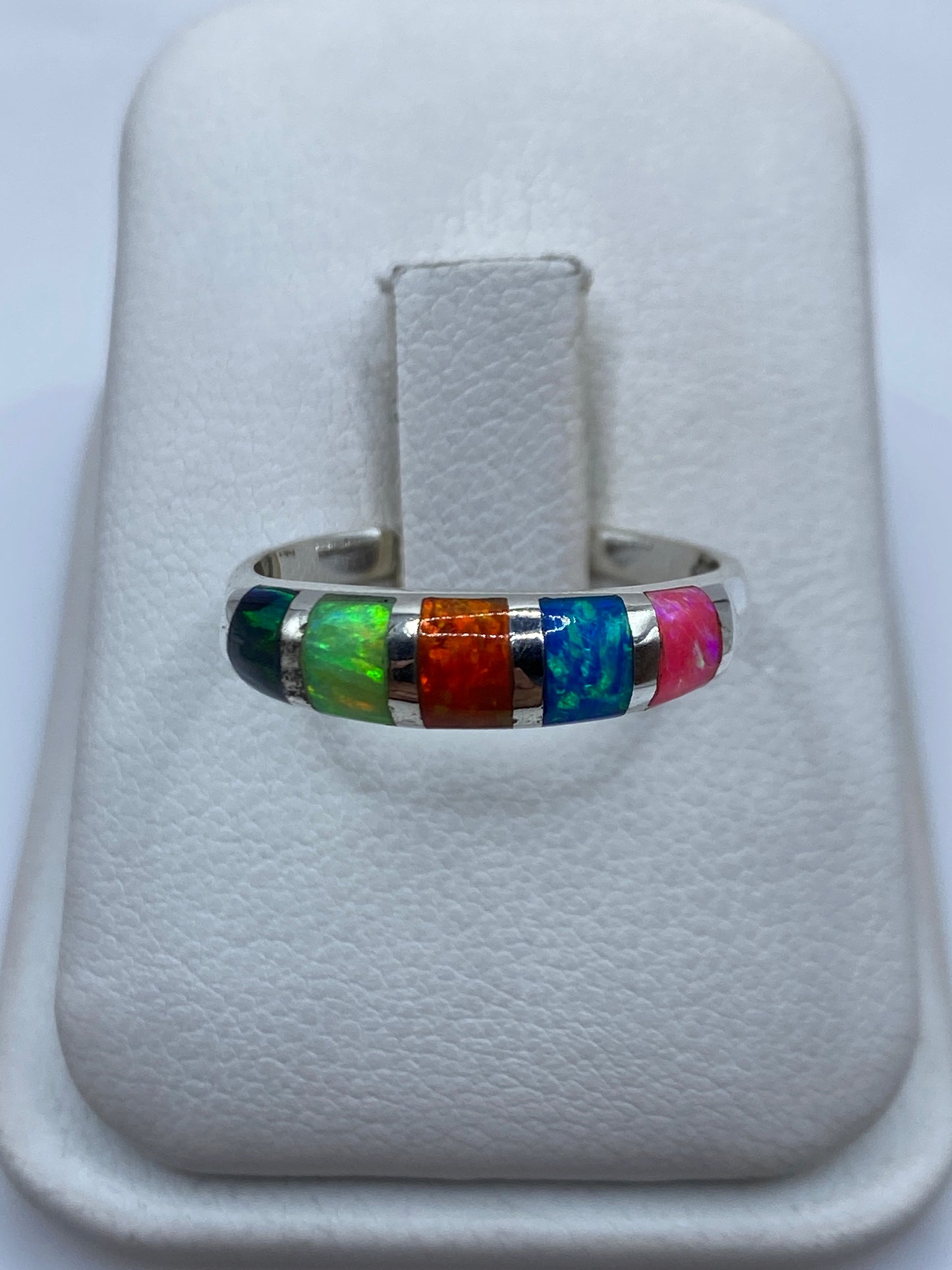 Anillo de plata .950 con ópalo de fuego multicolor en estuche blanco